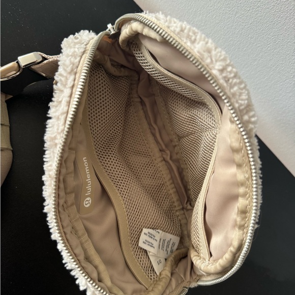 Everywhere belt bag 1L white/cream fleece design - Picture 5 of 5